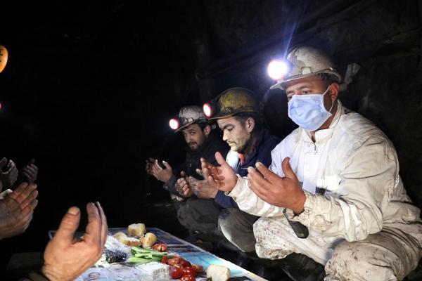 Zonguldak'ta yerin metrelerce altında ilk sahur Zonguldak'ta yerin metrelerce altında ilk sahur