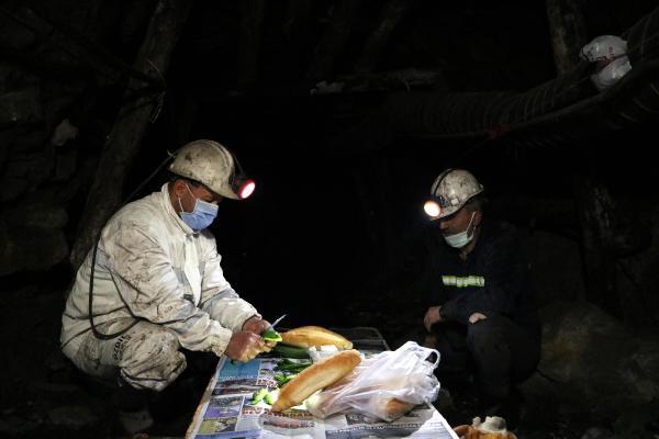 Zonguldak'ta yerin metrelerce altında ilk sahur Zonguldak'ta yerin metrelerce altında ilk sahur